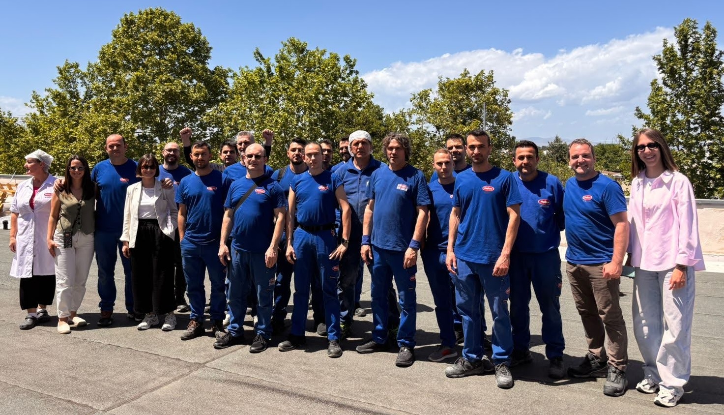 A picture of the Melissa Kikizas team outside its facility.